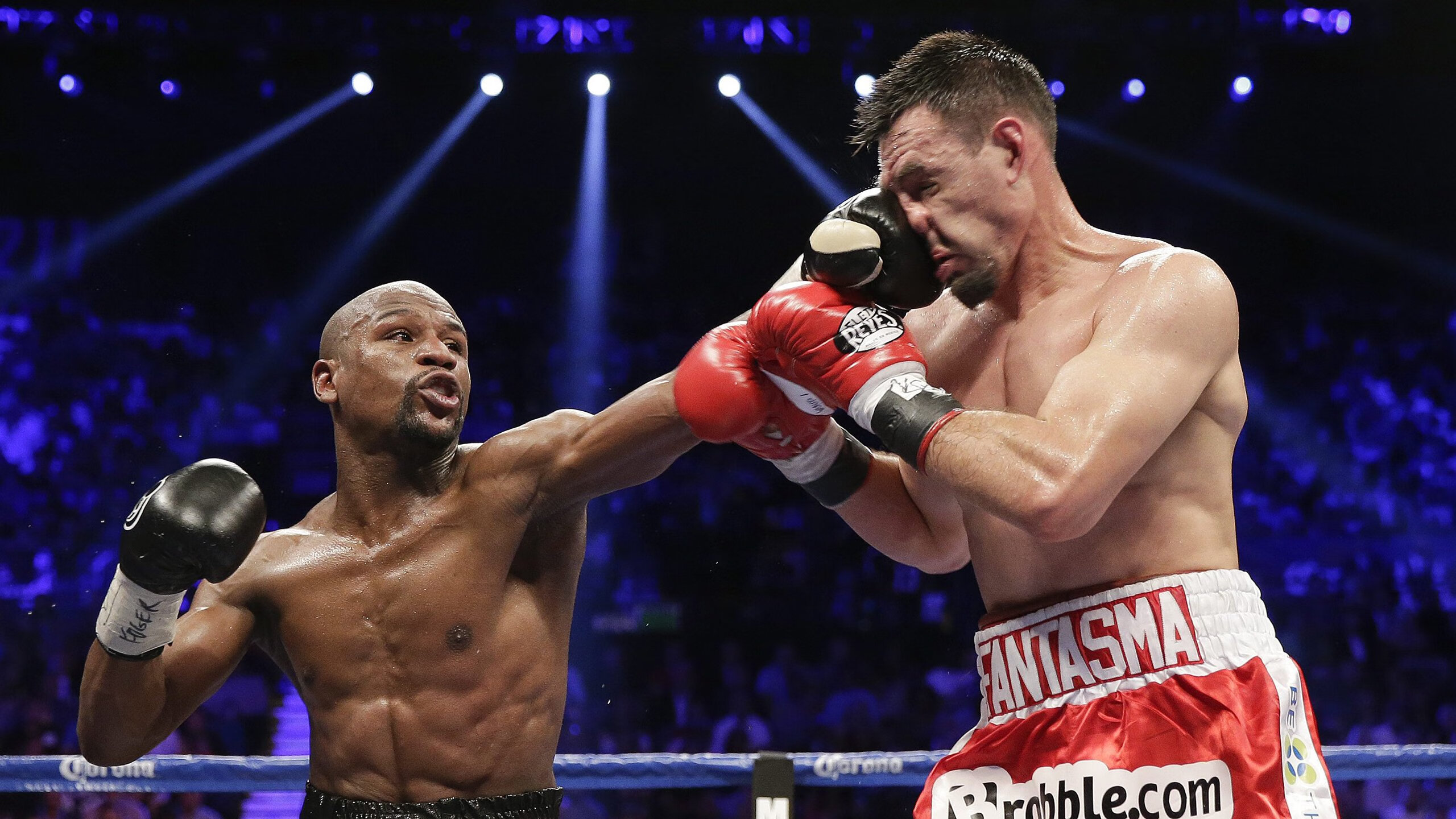 【视频“VAR”系统引发争议】裁判科技应用，提升公正是否存在副作用？